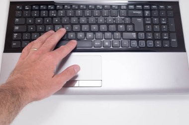 Laptop klavye üzerinde boşluk tuşuna basarak el