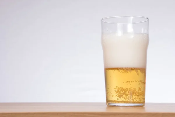 Bollicine, mezzo bicchiere pieno di birra con spazio per copiare — Foto Stock