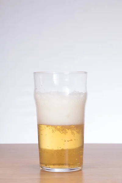 Bicchiere freddo e mezzo pieno di birra con spazio per copiare — Foto Stock