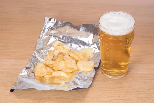 Köpüklü bir bardak bira, açık de patates cipsi — Stok fotoğraf