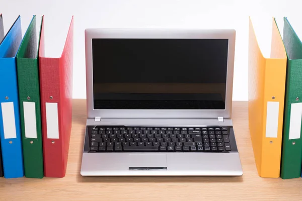 Biuro folderów i otwieranie laptopa na biurko — Zdjęcie stockowe