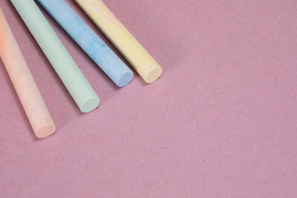 Dibujar palos de tiza de cerca con espacio de copia rosa — Foto de Stock