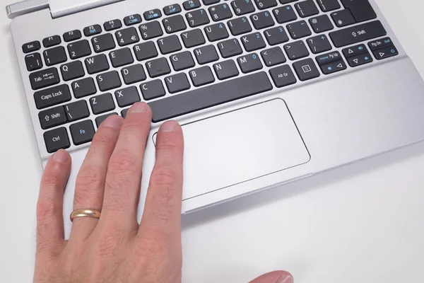 Mann Hand auf Laptop-Tastatur-Maus-Tracking-Pad — Stockfoto