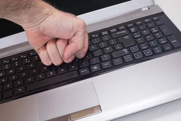 Kızgın kişi dizüstü klavye el ile Delme