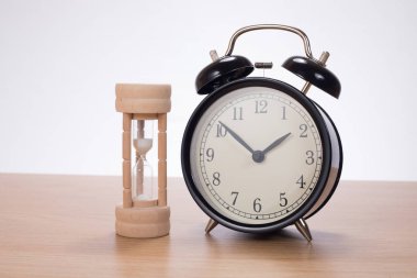 Yumurta saati ve çalar saat ahşap tablo