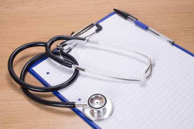 Kağıt boş bir sayfa üzerinde yalan stetoskop