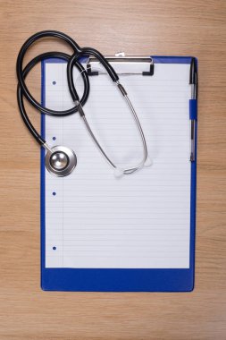 Bir panoya boş kağıt ile yalan stetoskop