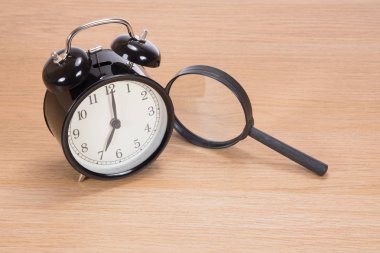 Ahşap masa büyüteç ile çalar saat