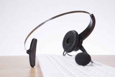 Bir bilgisayar klavyesinde Dengeleme iş kulaklık