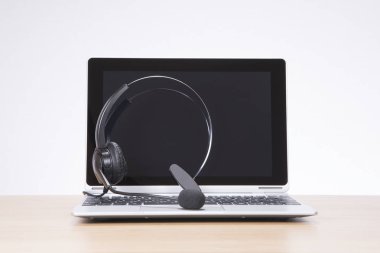 kulaklık açık dizüstü klavye