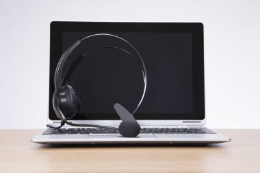 Açık bir dizüstü bilgisayarda Dengeleme kulaklık