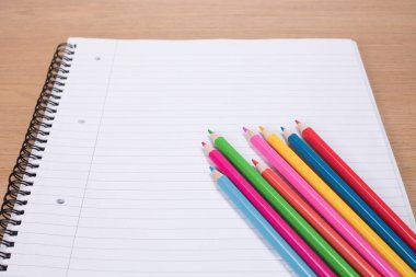 Boş defter karşı renkli kalemler