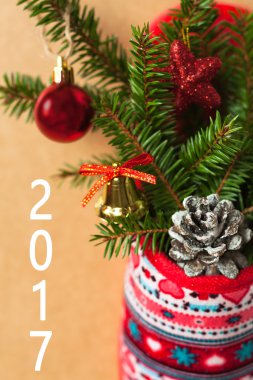 Noel çam kozalağı, dekoratif çan ve köknar ağacı dalları