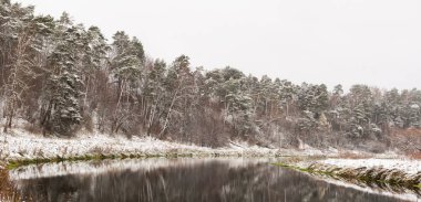 Nehirli kış manzarası