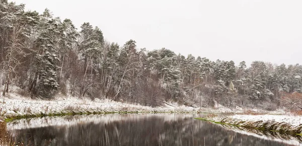 Nehirli kış manzarası