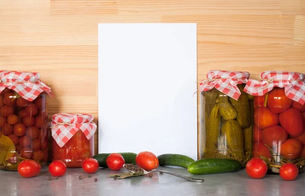 Доска для резки и домашние консервы и свежие овощи — стоковое фото