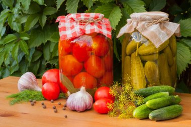 Konserve domates ve salatalık turşusu