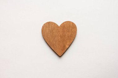 Beyaz Kağıt arka plan üzerinde bir ahşap kahverengi kalp yakın çekim.