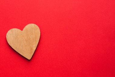 Ahşap kahverengi kalp kırmızı kağıt arka plan üzerinde