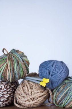 Örgü ve beyaz arka plan üzerinde konuşmacı için iş parçacıkları