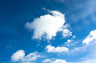 Mavi gökyüzü güneşli günde kabarık bulut ile