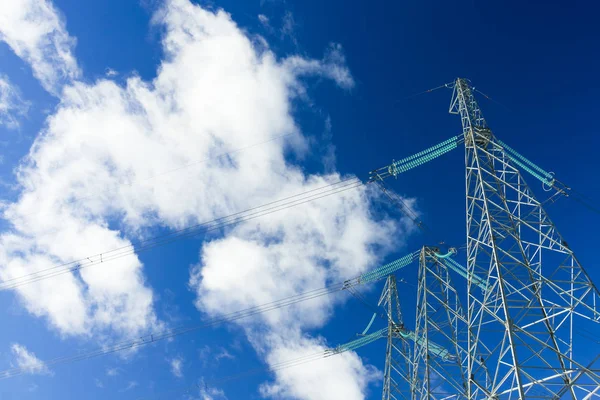 Línea de energía en el cielo azul con nubes —  Fotos de Stock