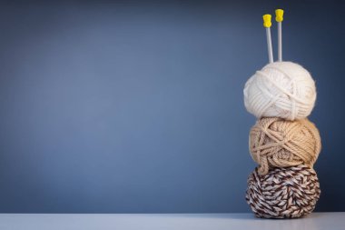 Beyaz ve kahverengi renkleri ve konuşmacı olarak örgü için üç konu 
