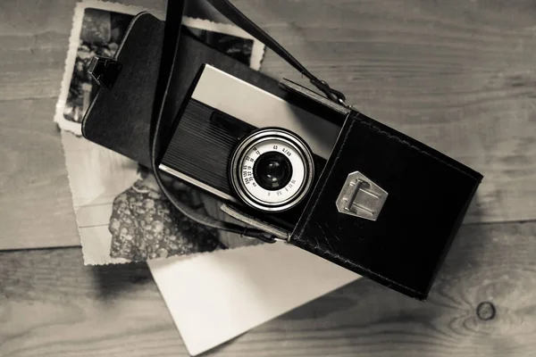 Vintage eski Retro kamera ile siyah deri çanta — Stok fotoğraf