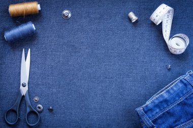 İğne işi ve kot arka plan koyu mavi Jeans kumaş üzerinde.