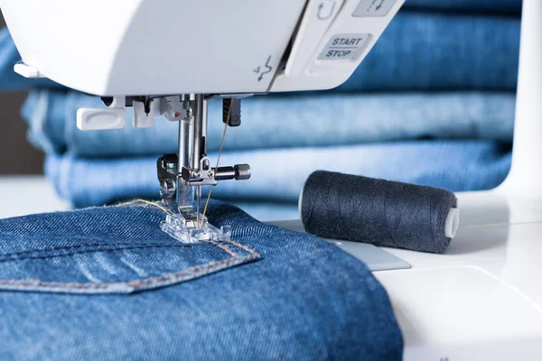 Cucire macchina Tessuto Jeans . — Foto Stock