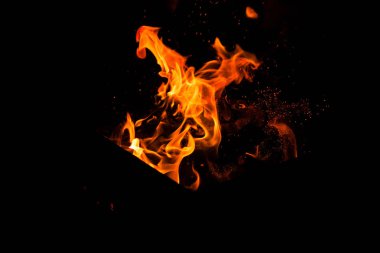 Şenlik ateşi içinde mangal üzerinde açık yanma.