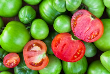 Kırmızı domates olgunlaşmamış yeşil domates üstten görünüm üzerinde ikiye böldüm.