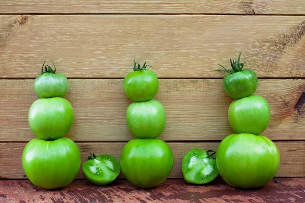 Зеленые помидоры на гладкой доске . — стоковое фото