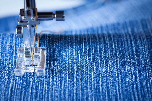 Piede della macchina da cucire Tessuto per cucire di denim . — Foto Stock