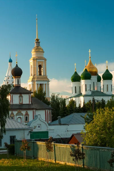 Templos e Belltower na Praça da Catedral da Assunção em Kolomna — Fotografia de Stock