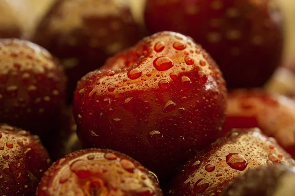 Cerejas com gotas de água  . — Fotografia de Stock