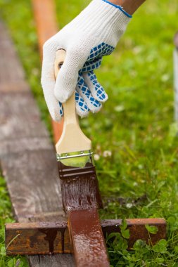 El boya boru fırça ile boya.