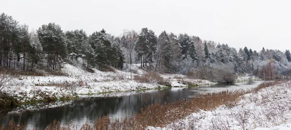 Nehirli kış manzarası