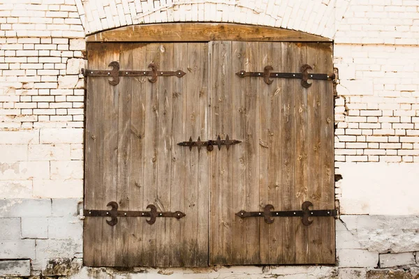 Eski kapı kilit tuğla duvar ile.