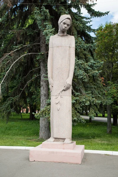 Коломна, Россия - 9 августа 2017 года: Памятник плачущей матери — стоковое фото