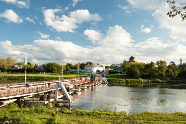 Köprüde Kolomna, Moscow Region nehirde yüzen.
