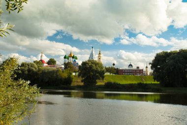 Kolomna, Moscow Region. Çeşitli tapınaklar ve Belltower altında mavi