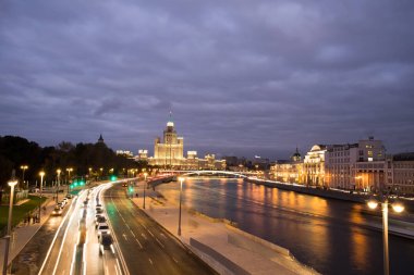 Gökdelen Dramati Kotelnicheskaya setin Moskova Nehri üzerinde