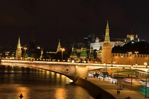 Вечером Московский Кремль и Москва-река . — стоковое фото