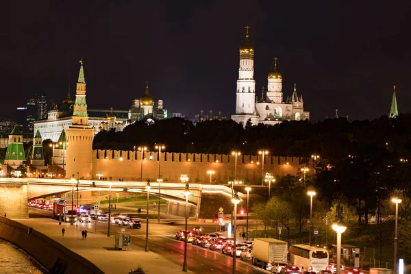 Hermosa vista al Kremlin de Moscú por la noche . — Foto de Stock