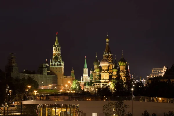 Московский Кремль и Петербург Basil 's Cathedral Night . — стоковое фото