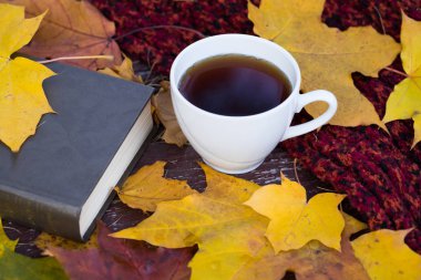 Eski ahşap masa üzerinde beyaz seramik Kupası C çay.