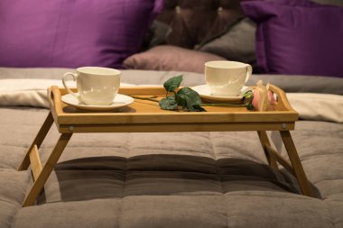 Kahvaltı için ahşap tepsi Rose çiçekli bardaklar.