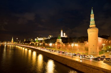 Moskova Kremlin sonbahar gece zaman Moskova Nehri üzerinde.