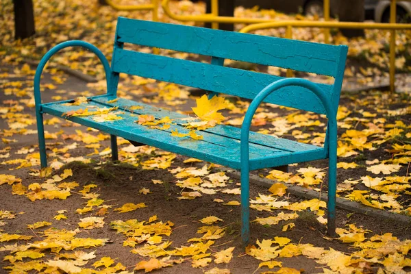 Wooden Bench With Leaves In Autumn Park. — Stock Photo, Image